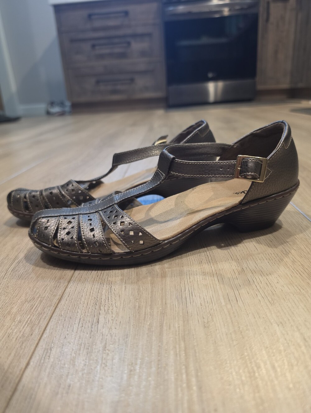 Clarks Women's Brown Leather T-Strap Comfort Sandals Size 9M